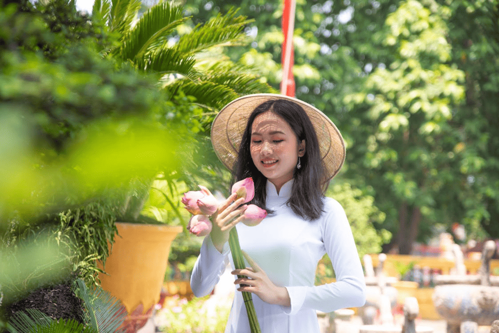 The white student ao dai is a timeless symbol of youth for generations of Vietnamese schoolgirls, tied to memories of innocence and grace (Source: Pexels)